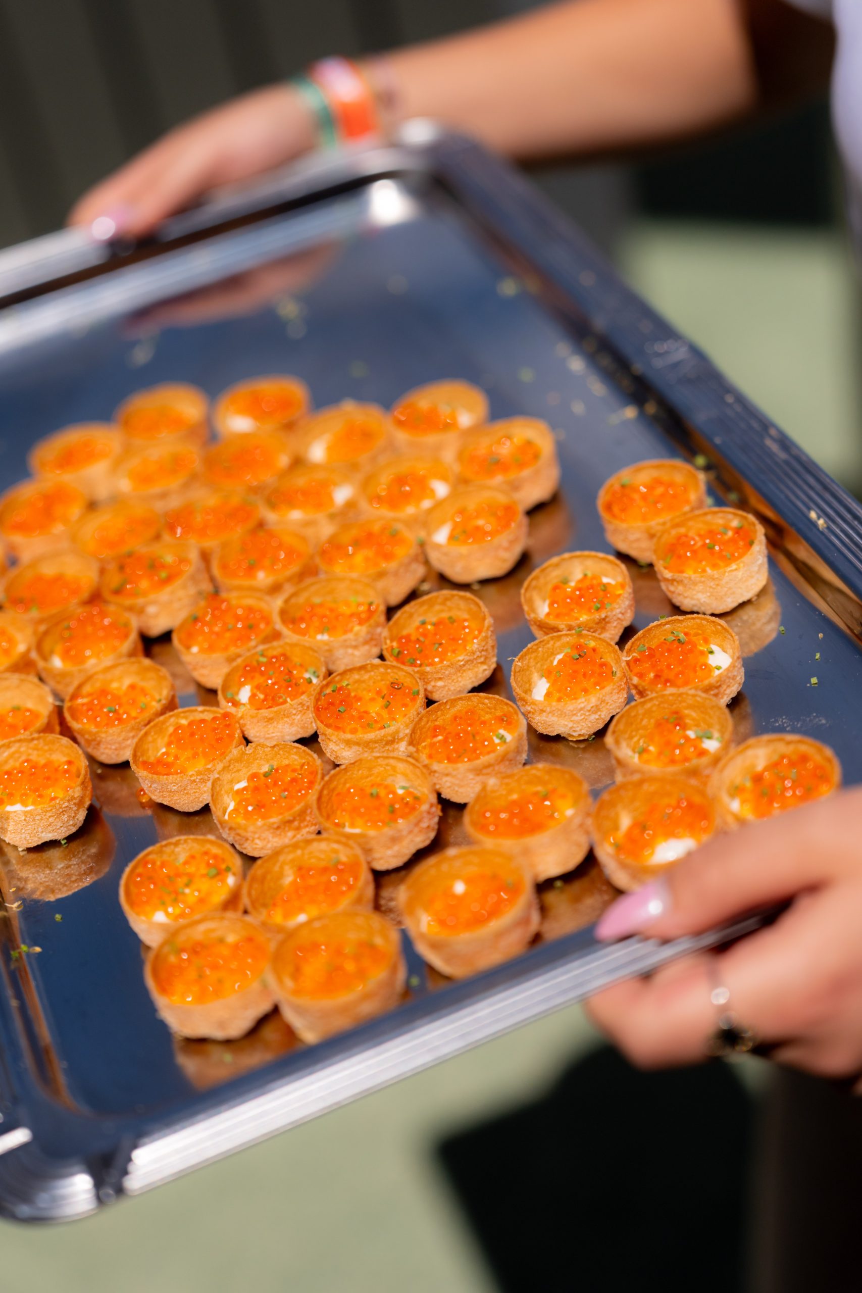 Ceder medewerker met een schaal canapés tijdens een catering